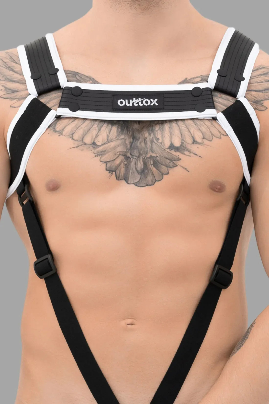 Outtox. Arnês de corpo com fechos. Preto e branco