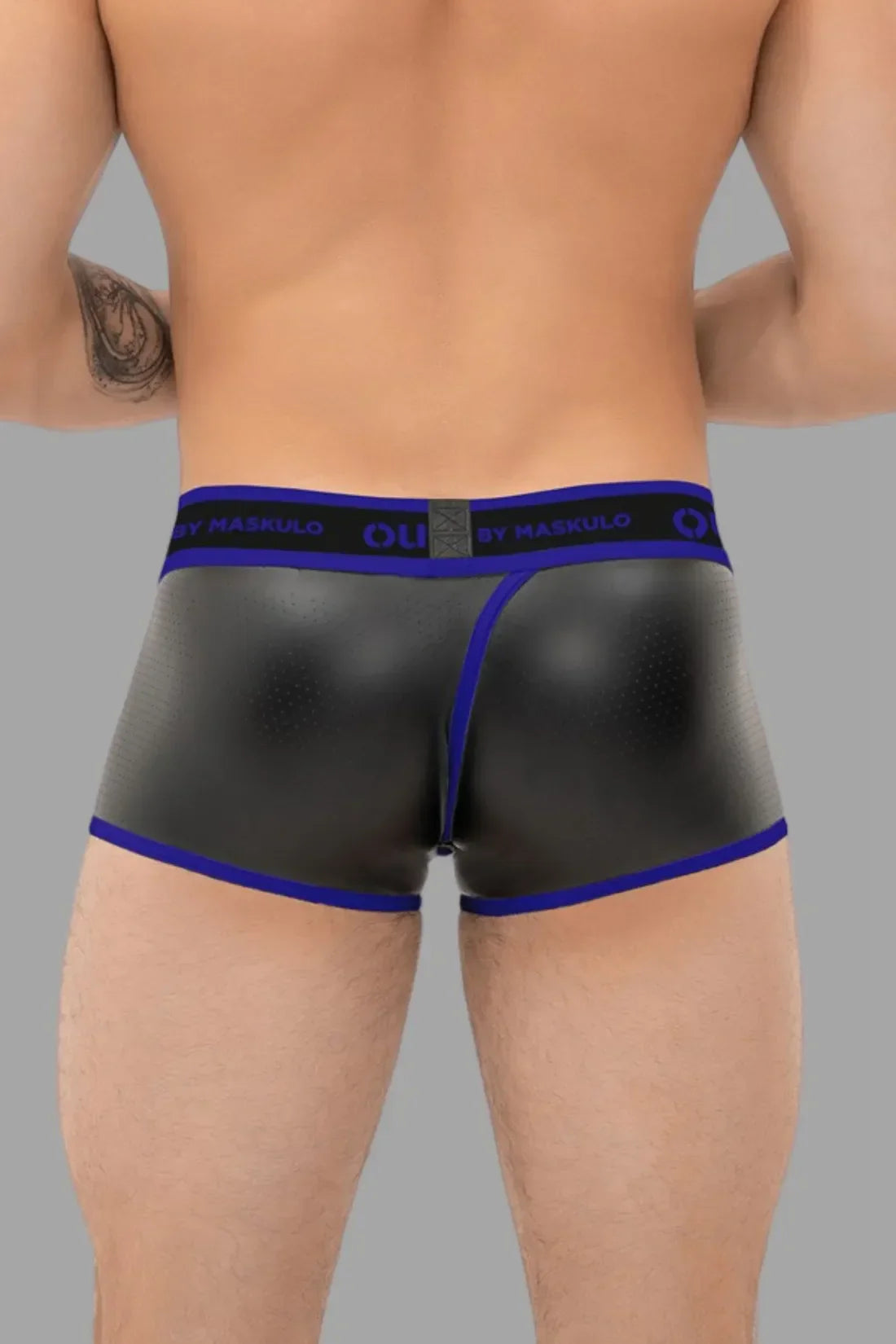 Outtox. Shorts de tronco traseiro enrolado com braguilha de pressão. Preto e azul 'Royal'