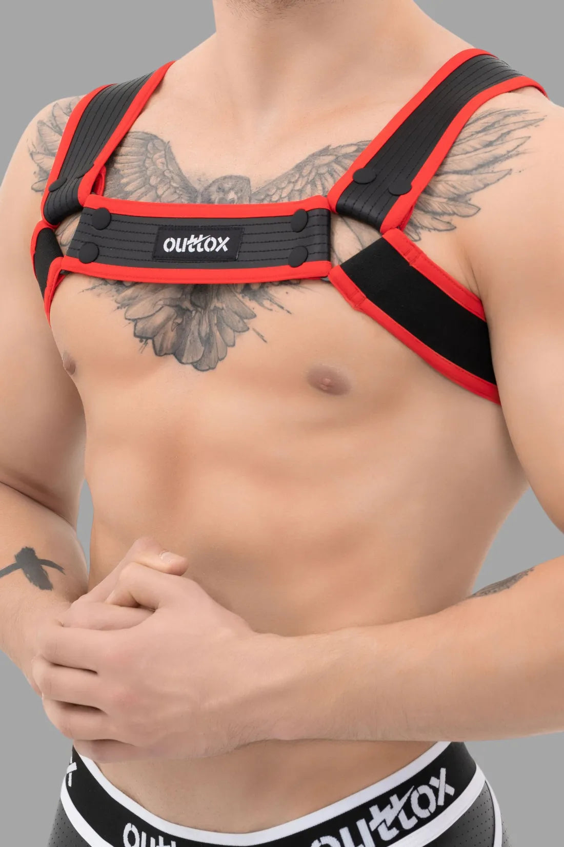 Outtox. Bulldog Harness com Snaps. Preto e Vermelho