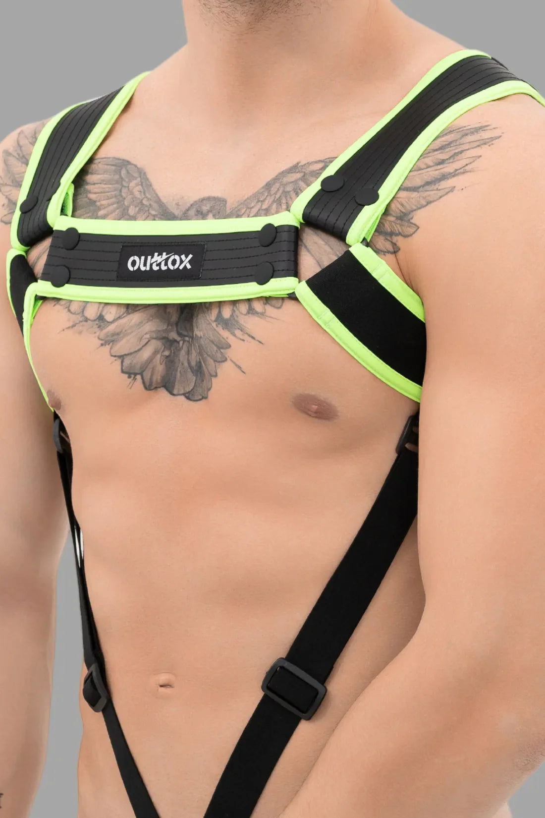 Outtox. Arnês de corpo com fechos de pressão. Preto e verde 'Neon'