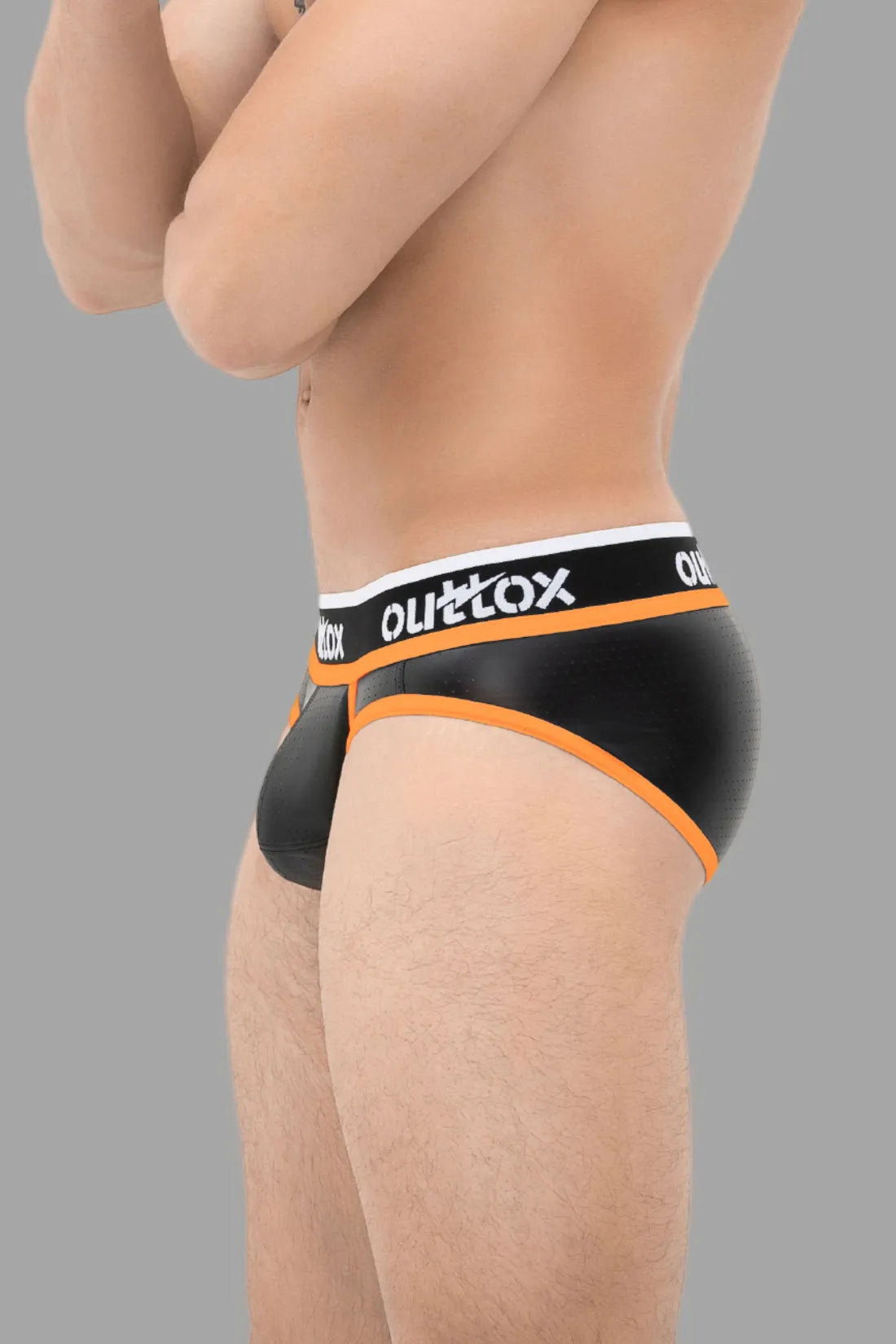 Outtox. Slips con parte trasera envolvente y bragueta a presión. Negro y naranja