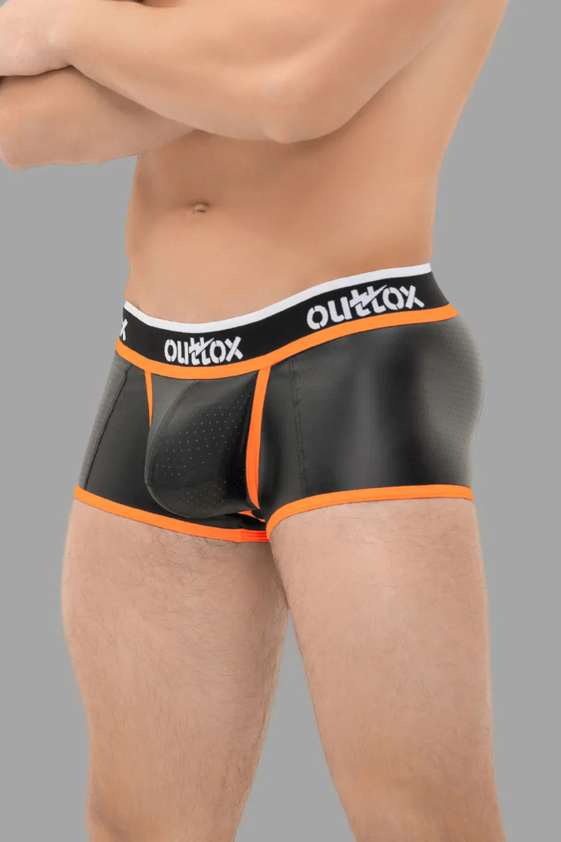 Outtox. Pantalones cortos con parte trasera abierta y bragueta a presión. Negro y naranja