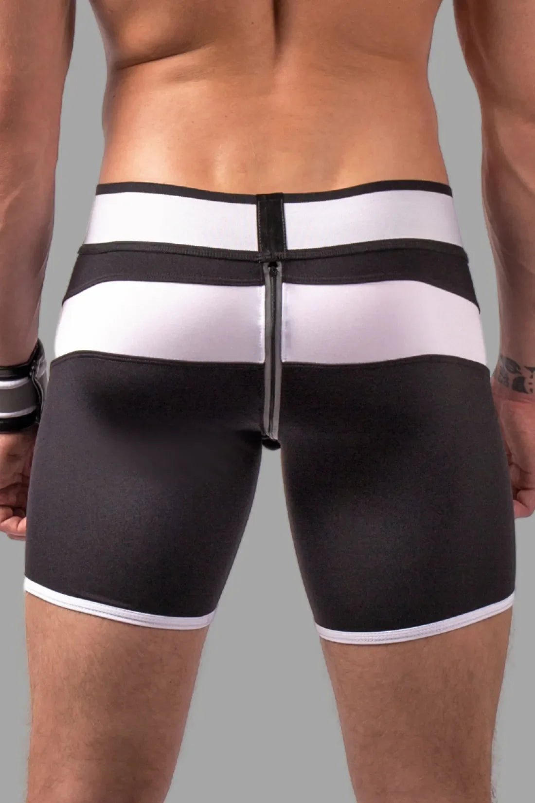 Youngero. Pantalones cortos de ciclismo fetichistas para hombre. Bragueta. Cremallera trasera. Negro y blanco "Neón"