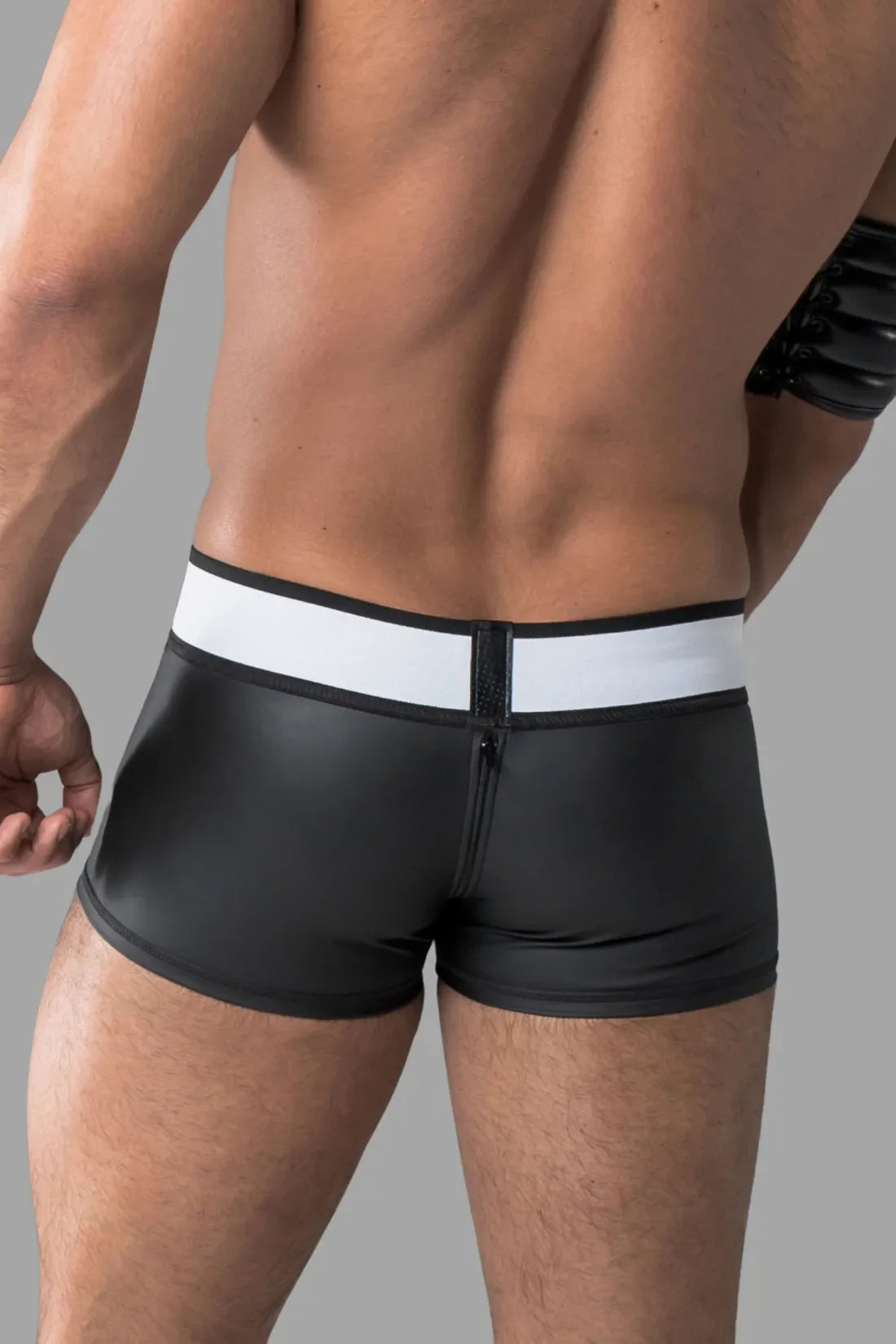 Armored. Shorts Trunk com aparência de borracha. Bolsa destacável. Parte traseira com zíper. Preto