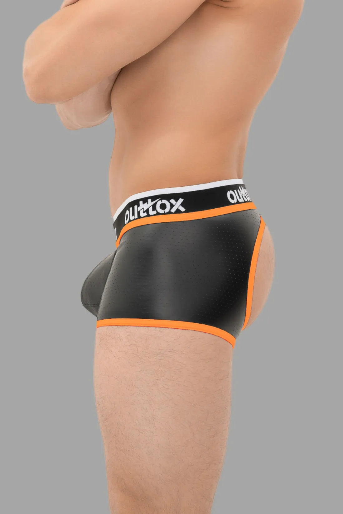 Outtox. Pantalones cortos con parte trasera abierta y bragueta a presión. Negro y naranja