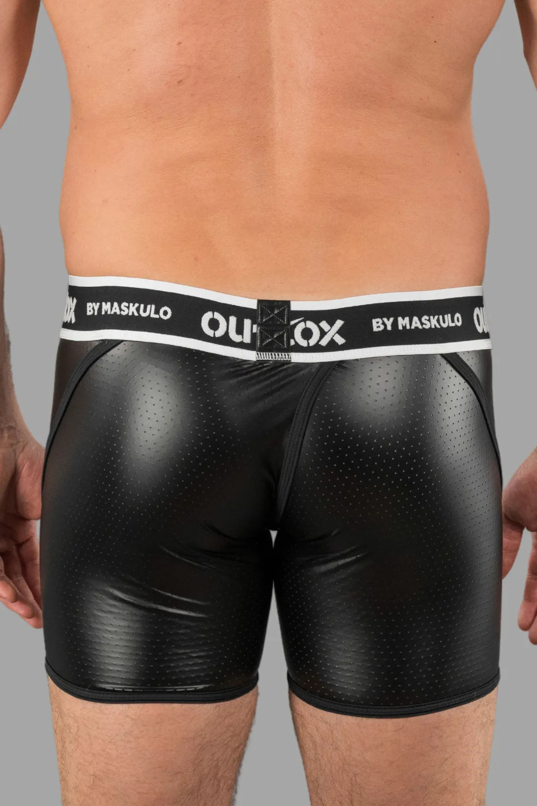 Outtox. Shorts traseiros enrolados com tapa-sexo de pressão. Preto