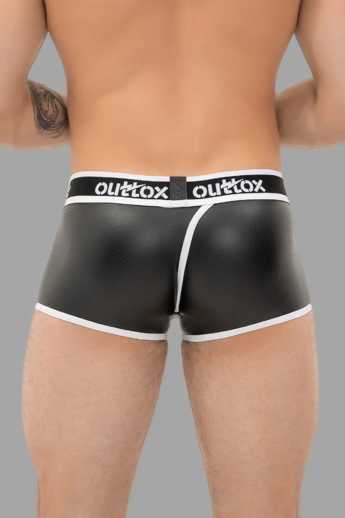 Outtox. Shorts de tronco traseiro enrolado com braguilha de pressão. Preto e branco