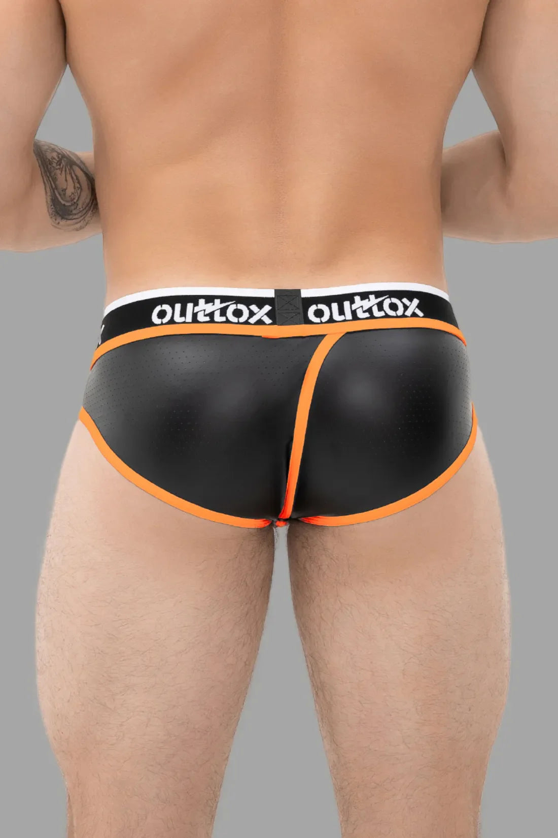 Outtox. Slips con parte trasera envolvente y bragueta a presión. Negro y naranja