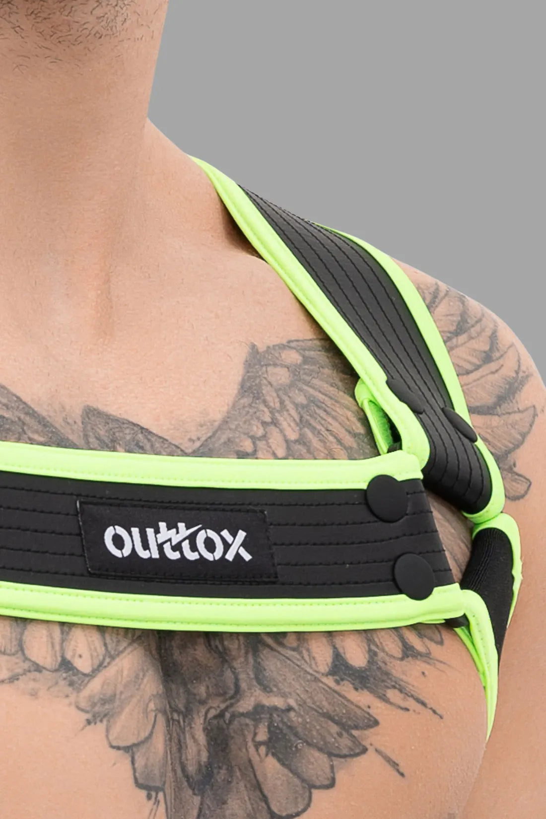 Outtox. Arnês de corpo com fechos de pressão. Preto e verde 'Neon'