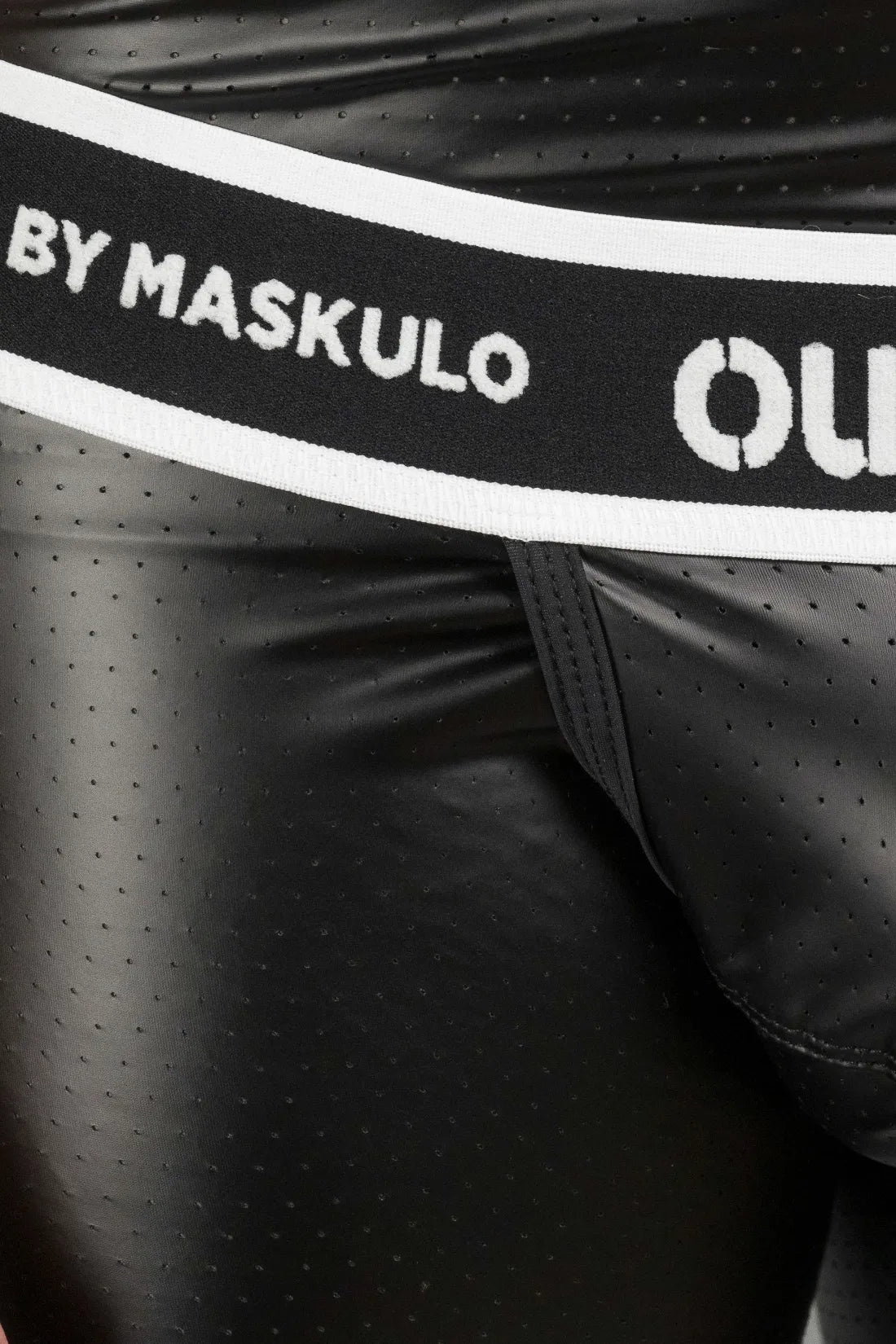 Outtox. Shorts traseiros enrolados com tapa-sexo de pressão. Preto