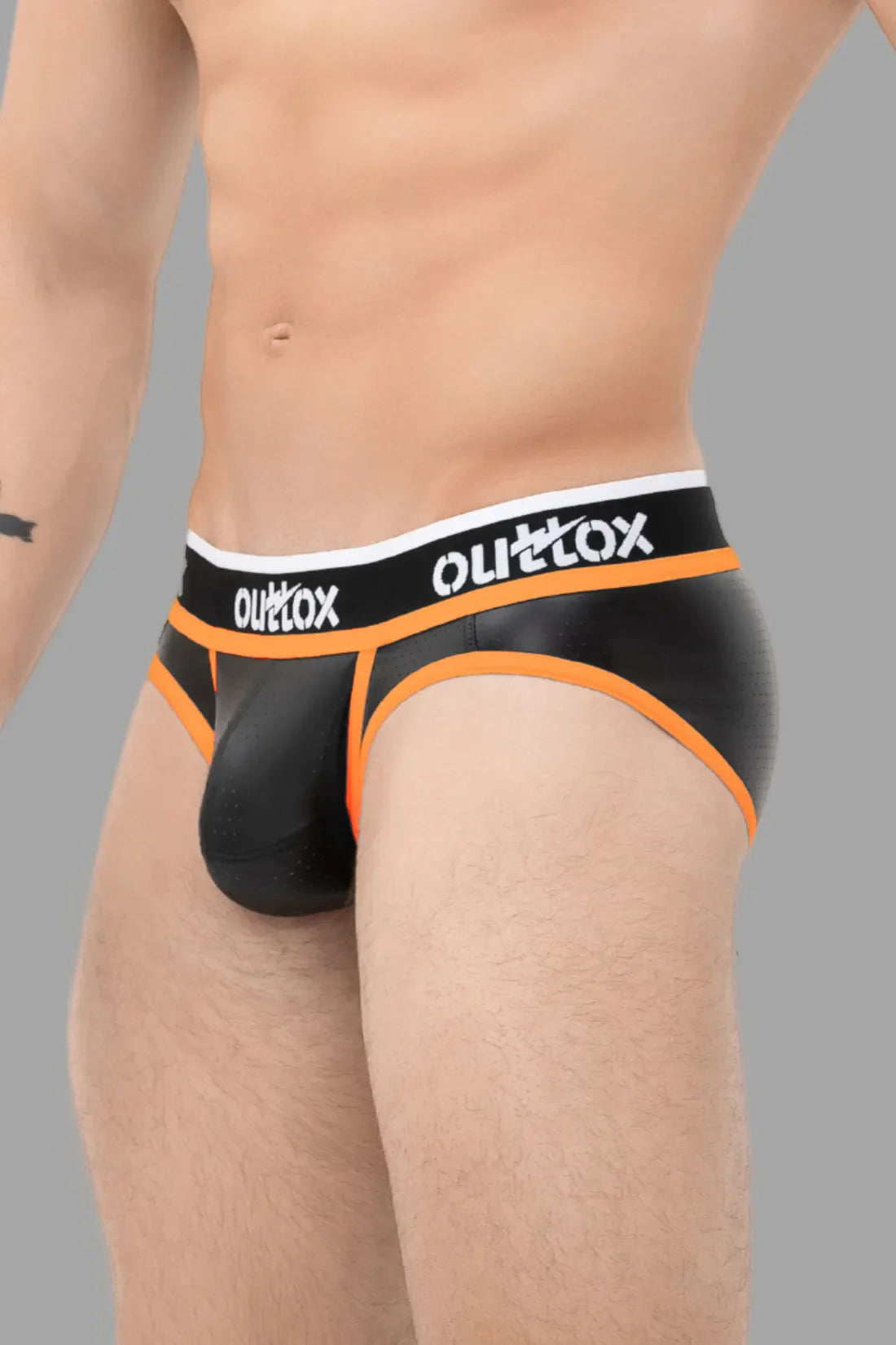 Outtox. Slips con parte trasera envolvente y bragueta a presión. Negro y naranja