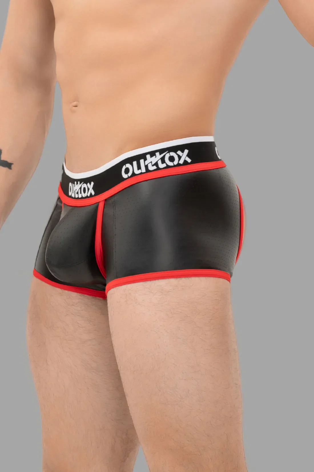 Outtox. Pantalones cortos con parte trasera abierta y bragueta a presión. Negro y rojo